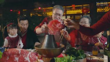 <strong>春节</strong>东方家庭在中式庭院内聚餐